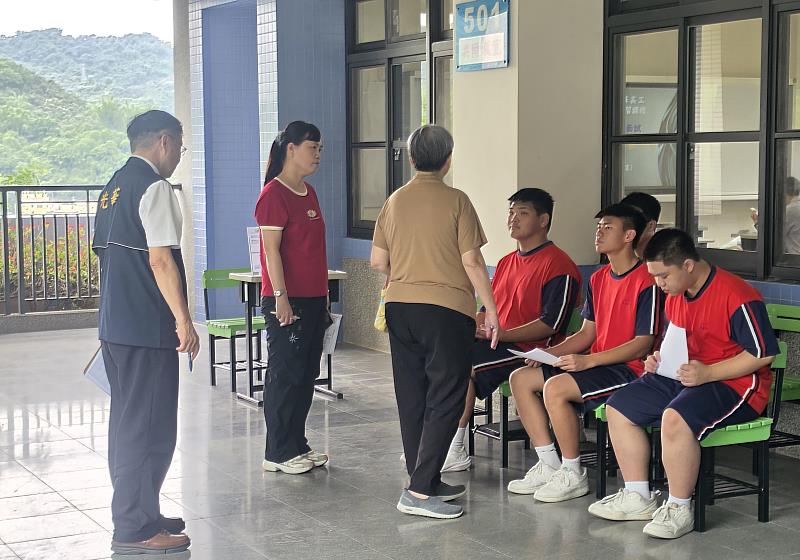 學生面試董事長、校長、導師關心學準備狀況。