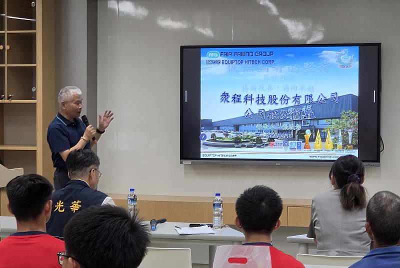 衆程科技公司張耿章總經理介紹公司主要產品：數值控制工具機、五軸加工機、磨床、3D金屬列印機。