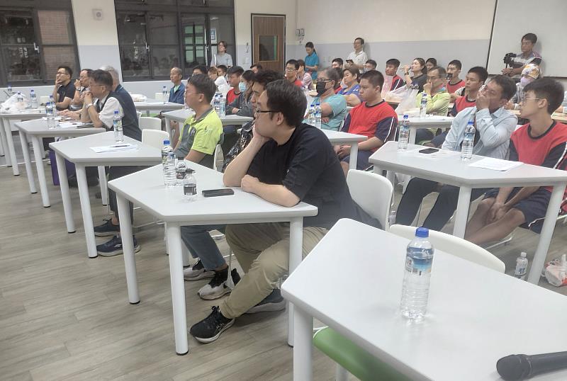 學生家長參加「企業參訪自主學習」座談會，仔細聆聽公司代表介紹生產項目與核心技術。