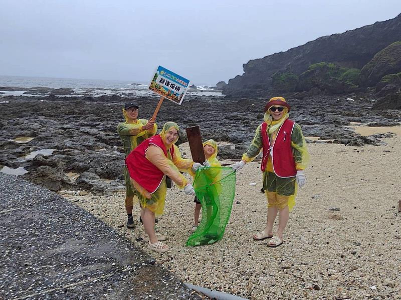 公私協力守護綠島！淨灘清出210公斤海廢