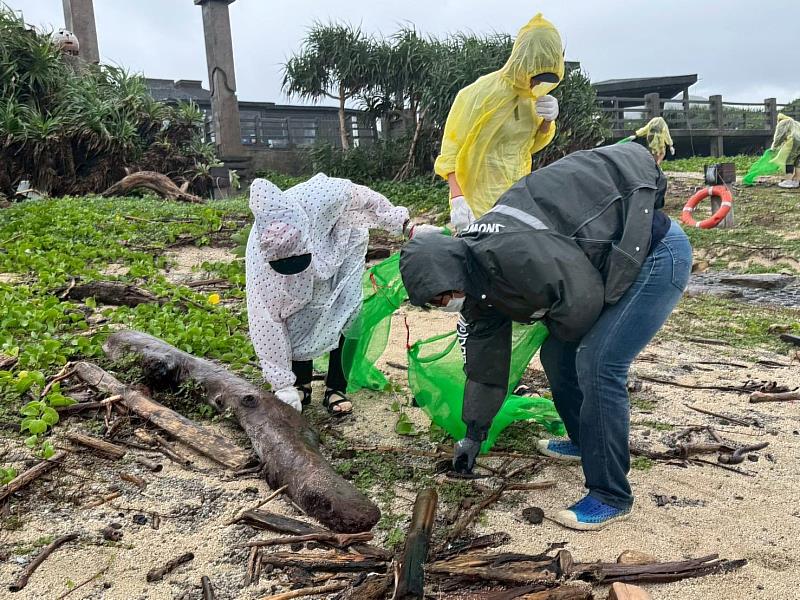 公私協力守護綠島！淨灘清出210公斤海廢