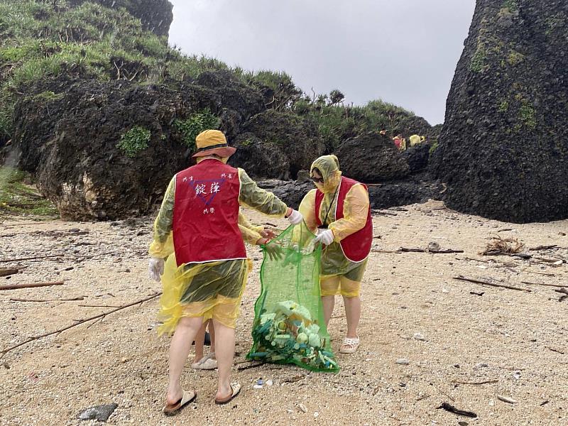 公私協力守護綠島！淨灘清出210公斤海廢