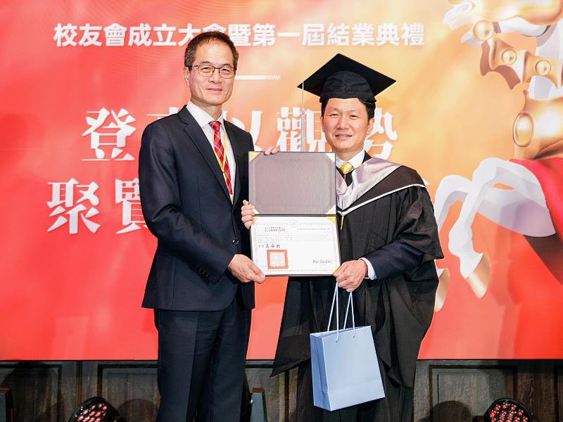 許輝煌學術副校長頒發結業證書及紀念品予第一屆學員。(圖/淡江大學提供)