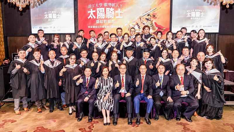 「觀勢匯天下」第1屆結業典禮大合照。(圖/淡江大學提供)
