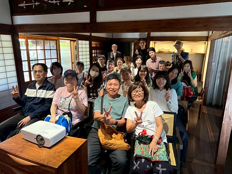 活動尾聲，栖來光老師與賓客，以一個大大的「Y」為這個午後畫下最有默契的句點。