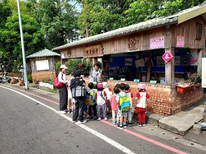 嘉市王田里獲低碳永續家園「銀級」認證 成推動綠能減碳典範