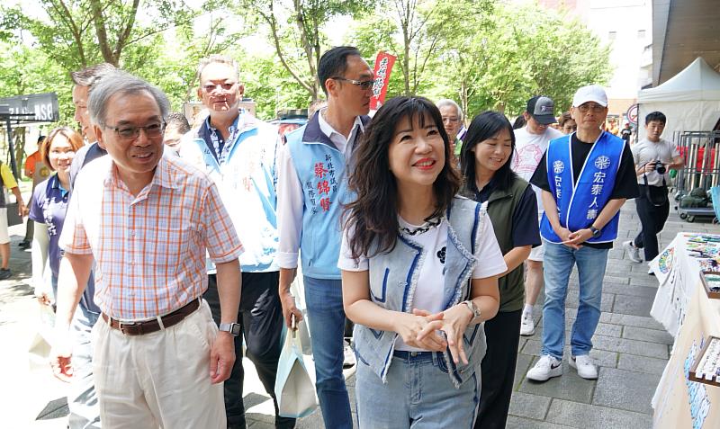 啟動儀式之後,長官與民意代表、里長進行攤位巡禮,現場人潮絡繹不絕。