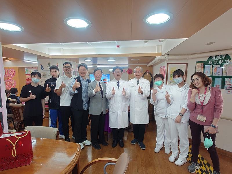 文化大學推動「太極步行」健康課程於臺北市立聯合醫院陽明院區日間照顧中心實施,帶領長者透過緩步訓練提升身心平衡。
