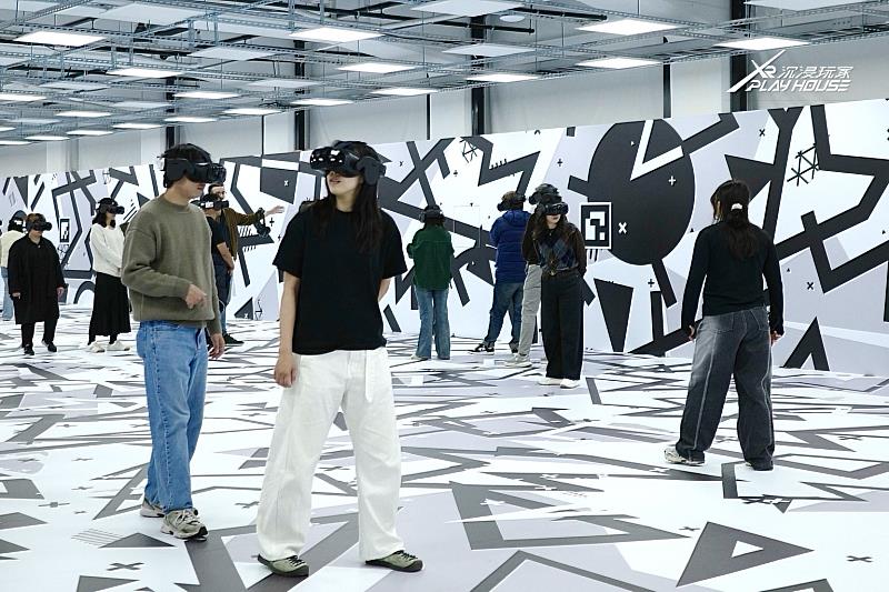 民眾於《消失的法老》古夫金字塔VR沉浸現場體驗場景<sup><sup>©</sup></sup>XR沉浸玩家拍攝提供