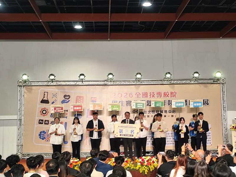 崑山科大企管系榮獲「 商業類群第3名」，由雲林科技大學校長張傳育頒獎予越南籍學生陳氏燕兒。