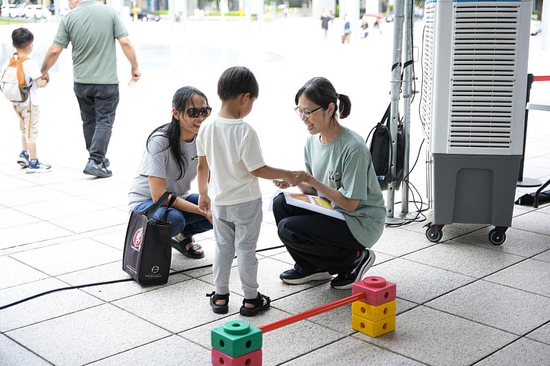 親子一起參與活動。