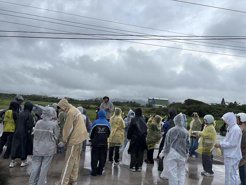 黑潮海洋基金會林東良執行長(中間戴帽者)說明ICC淨灘方式。
