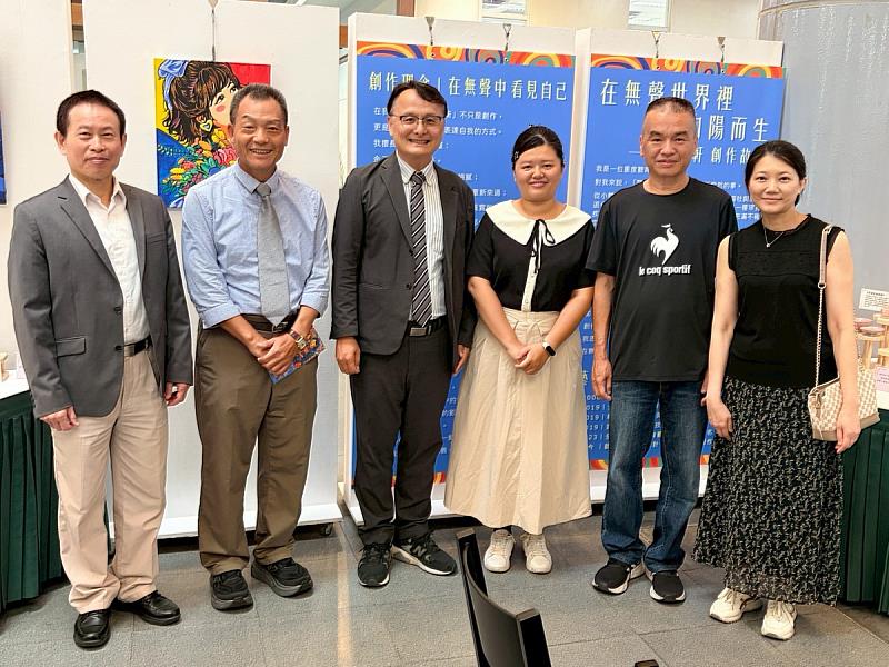 張傳育校長、巫銘昌副校長、蔡登傳院長與李孟軒同學和家長合影。