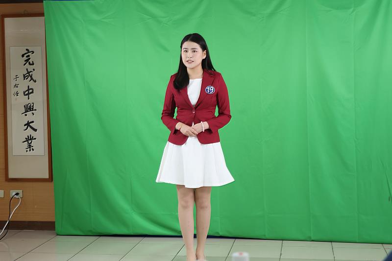 參賽學生模擬新聞播報。