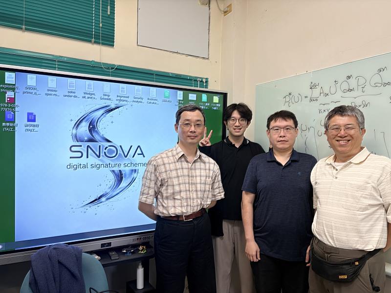 「SNOVA」團隊左起王立中、曾柏恩、官彥良、周君彥。