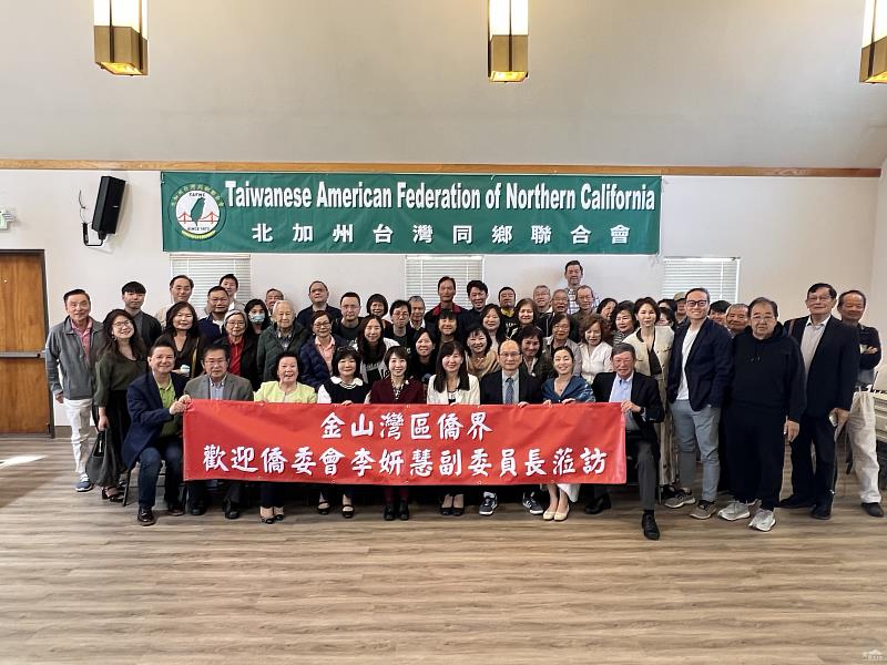 李姸慧與鄉親合影。