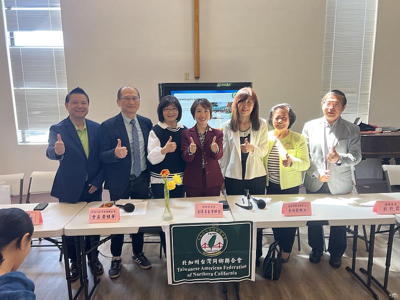李姸慧與會長、僑務委員合影，左起為張正邦、林政原、黃桂華、李姸慧、莊雅淑、劉玲霞及陳陽明。
