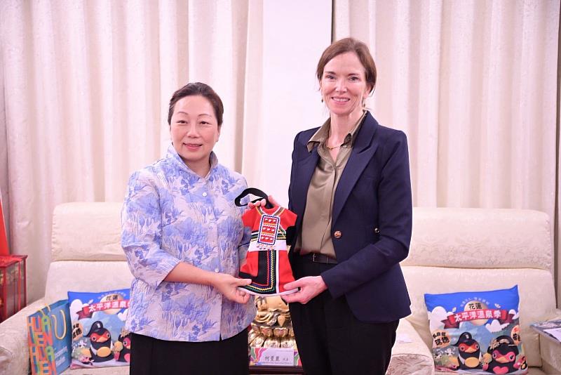 Canadian Executive Director Marie-Louise Hannan Visits Hualien County Mayor Hsu