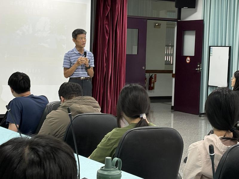 曾富良科長解說，並鼓勵學生報考獄政公職。