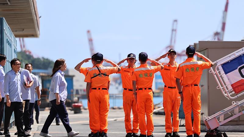 淡水艦梯侍歡迎主委登艦。