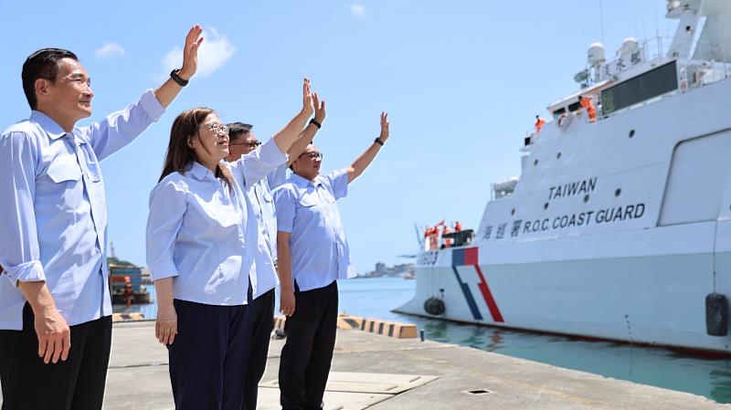 主委目送淡水艦出航。
