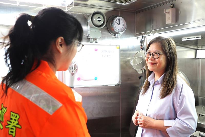 主委慰勉淡水艦女性大廚。