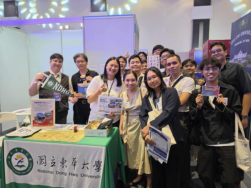 2026菲律賓新型教育展東華大學展區在學生間反響熱絡。