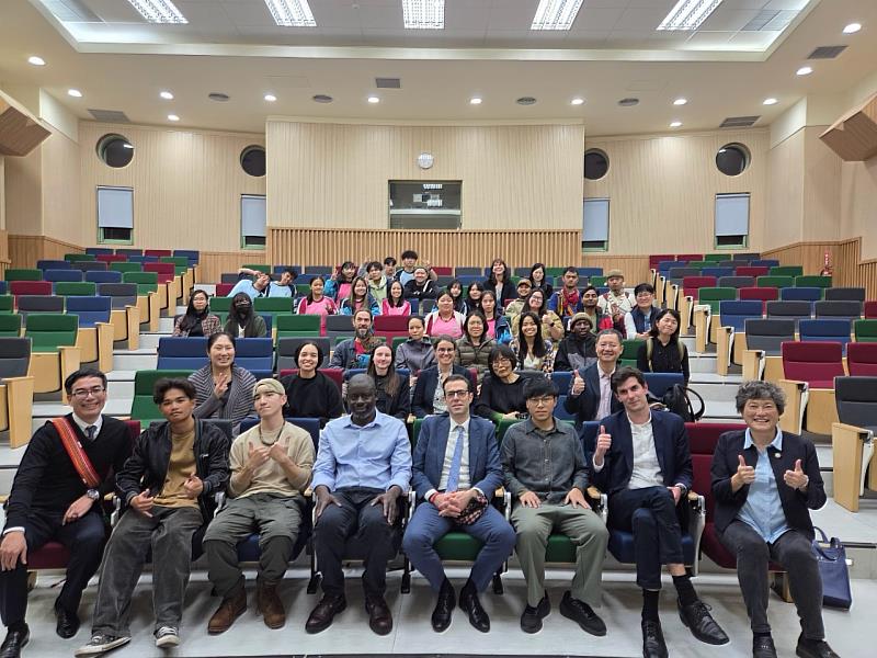 法國在台協會龍燁代表與美國杜克大學Felwine Sarr教授拜訪東華大學進行學術與文化交流。