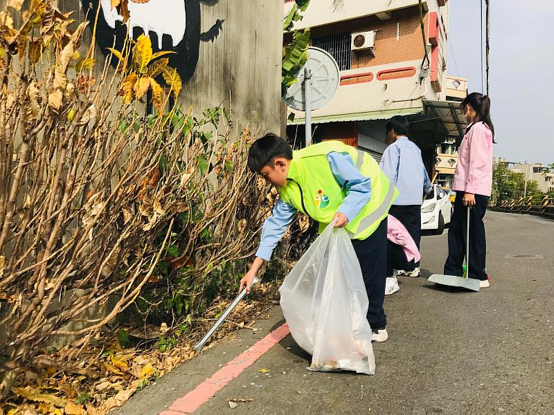嘉市推「撿菸蒂換好禮」 響應環保行動送清潔用品