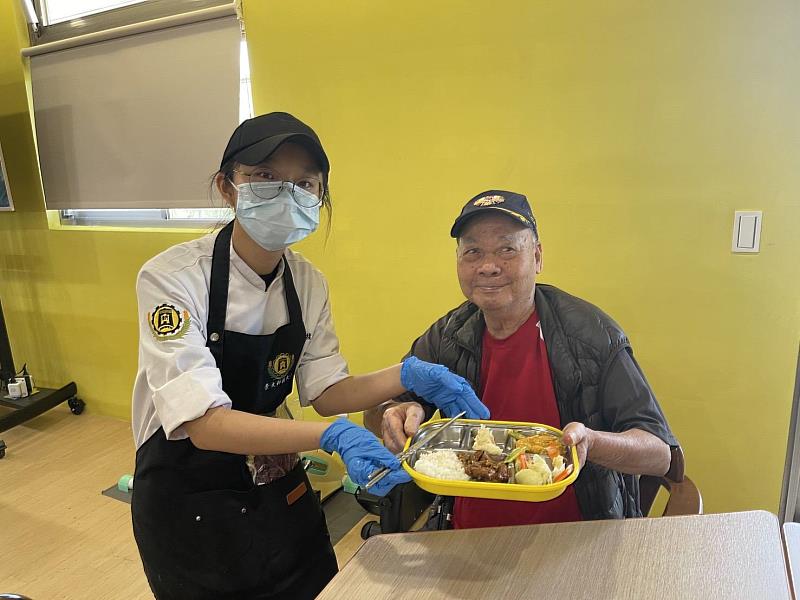 景文科大義廚與耆老聯手烹調有媽媽味的「醬爆豬肉」。