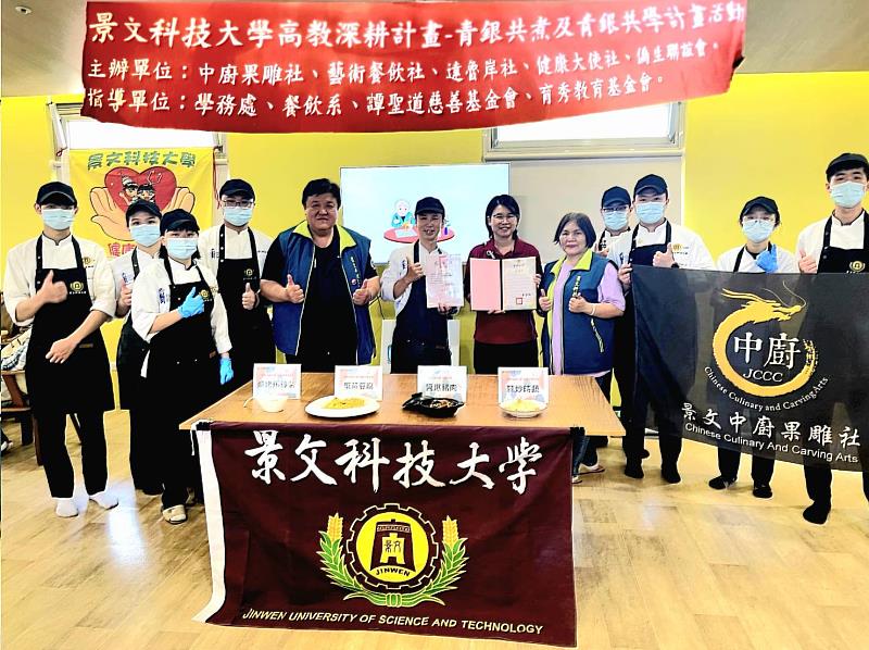 景文科大義廚與耆老聯手烹調有媽媽味的「醬爆豬肉」。