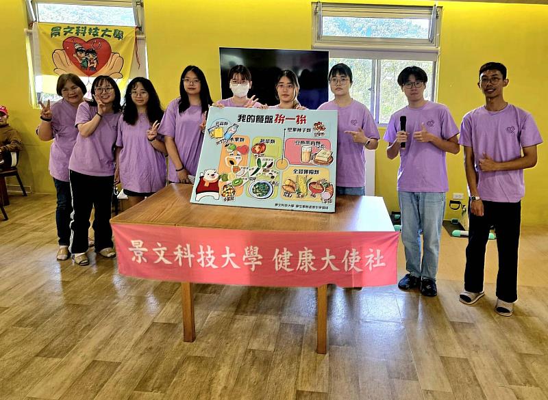 景文科大義廚與耆老聯手烹調有媽媽味的「醬爆豬肉」。