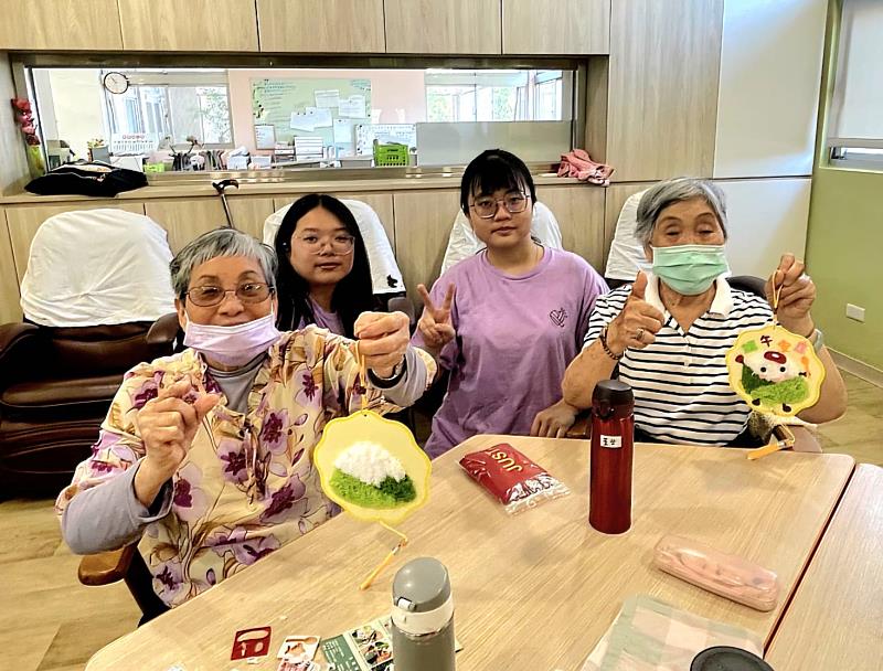 景文科大義廚與耆老聯手烹調有媽媽味的「醬爆豬肉」。