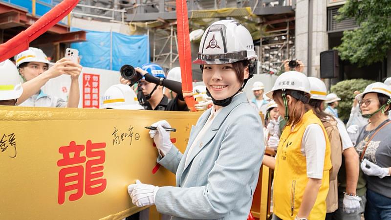 市長高虹安與貴賓進行合龍儀式。