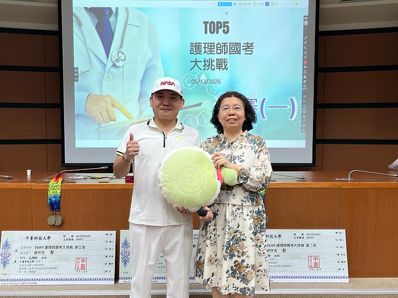 中臺科大護理學院蔡麗雲院長抽出幸運的同學獲得棒棒糖造型被單。