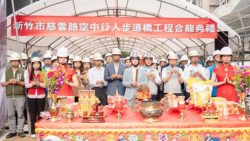 市長高虹安與貴賓上香祈福。