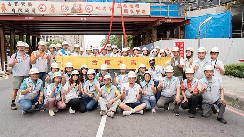 「慈雲路空中行人步道橋工程」合龍典禮合影。