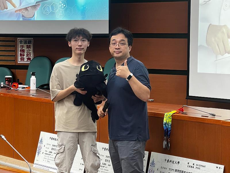 活動透過直播抽獎，護理系同學獲獎並與陳韋陸老師合影。