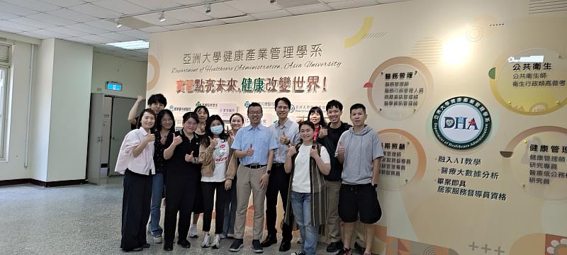 美國Rush University利見清教授蒞臨演講，與健管系王俊毅教授及博士生合影。