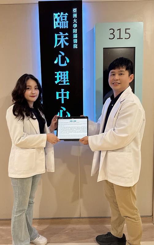 陳彥蓁(左)與葉品陽老師(右)合照,共同展示獲國家發明專利的「AI心理辨識系統」。