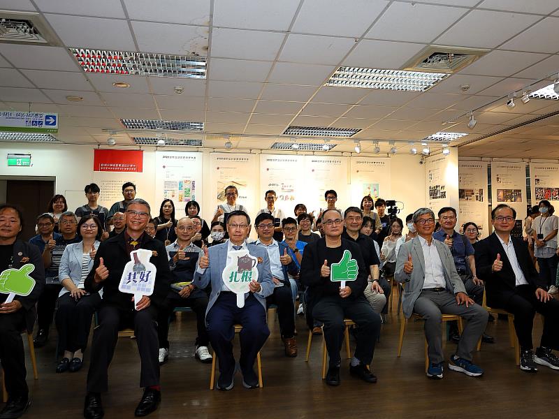 「台灣工藝學堂」揭牌典禮圓滿成功，產官學界貴賓與與會師生共同歡喜合影。