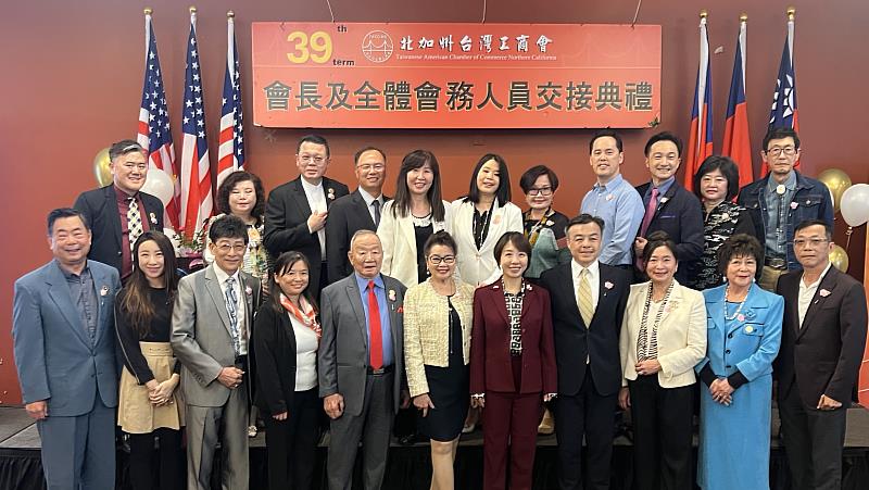 僑務委員會副委員長李姸慧前排（前排右5）、駐舊金山辦事處處長伍志翔（前排右4）及金山灣區文教中心主任莊雅淑（後排左5）與工商會前會長合影。