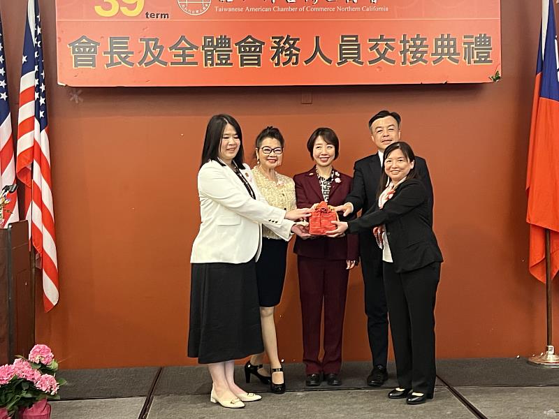 新舊任會長交接典禮，左起：卸任會長陳思如、世界台灣商會聯合總會名譽總會長林貴香、僑務委員會副委員長李姸慧、駐舊金山辦事處處長伍志翔及新任會長黃詩芸。
