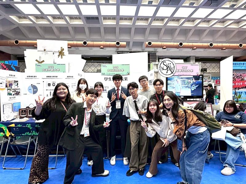 展覽攤位前學生會合影。