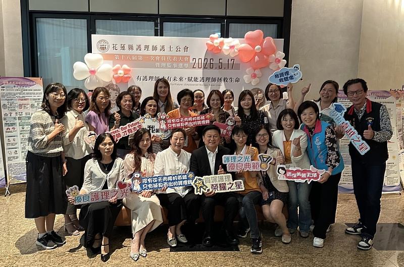 傅崐萁立委、縣長、鄉長與衛生局長和花蓮縣得獎的學校資深及優良護理人員合照。