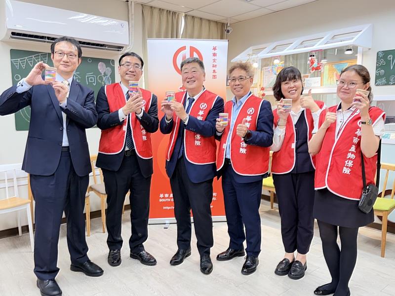 華南產險長官與同仁開心展示親手製作、獨一無二的沙蠟作品。