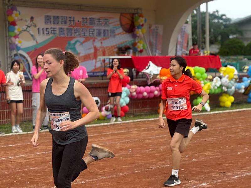 東華大學國際交換生參與地方體育盛事－社青女子組200公尺決賽。