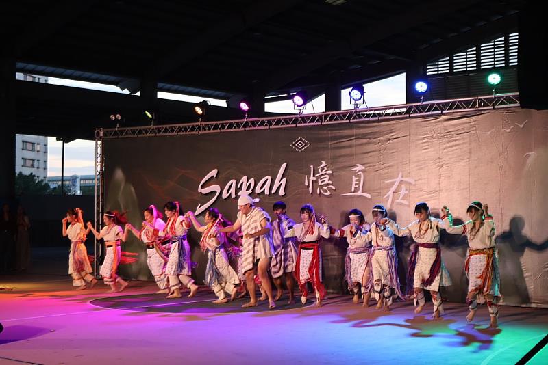 中山醫大原民週晚會，學生身穿太魯閣族傳統服飾帶來精彩舞蹈演出。