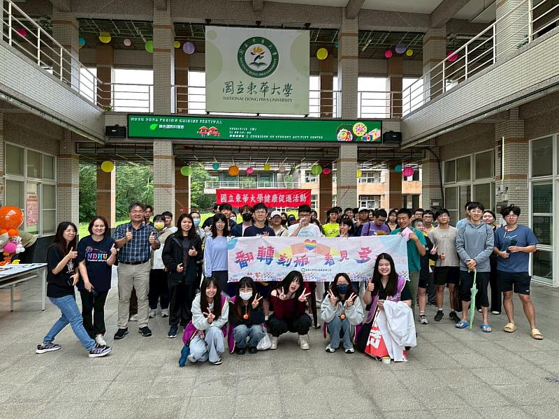 林俊瑩學務長帶領同學們一起大合照。