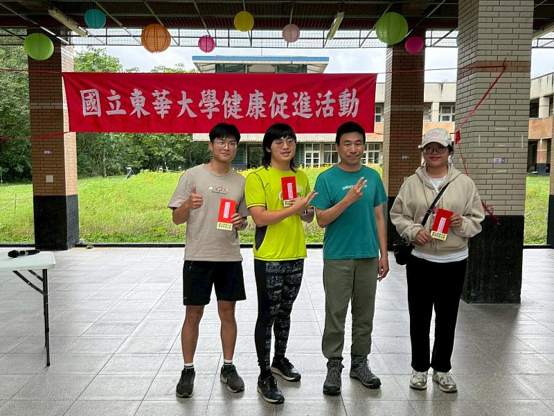 獲得黎組長名店牛排餐券的學生樂開懷。